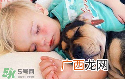 小孩开着灯睡觉好吗?宝宝睡觉开着灯对身体有危害吗?