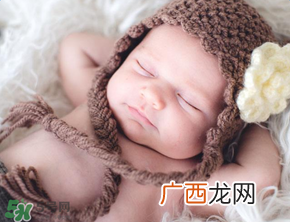 小孩开着灯睡觉好吗?宝宝睡觉开着灯对身体有危害吗?
