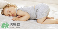 小孩开着灯睡觉好吗?宝宝睡觉开着灯对身体有危害吗?