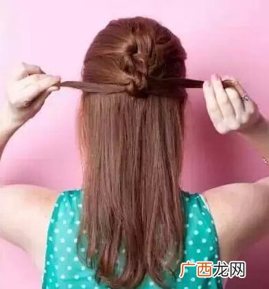 不要再为女儿扎羊角辫了 女孩好看的发型怎么扎？