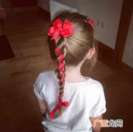 不要再为女儿扎羊角辫了 女孩好看的发型怎么扎？