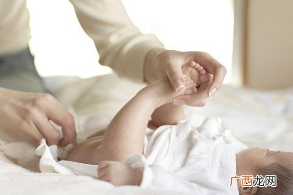 婴儿晚上用几个纸尿裤 根据年龄来定