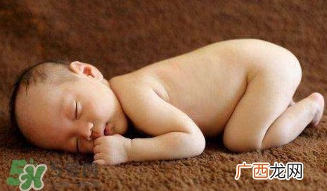 孩子为什么喜欢趴着睡觉？孩子为何老爱趴着睡