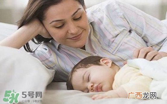 孩子为什么喜欢趴着睡觉？孩子为何老爱趴着睡