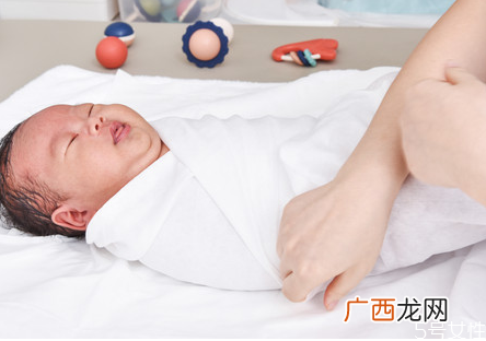 新生儿感冒可以洗澡吗 新生儿洗澡有什么好处