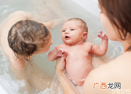 新生儿感冒可以洗澡吗 新生儿洗澡有什么好处