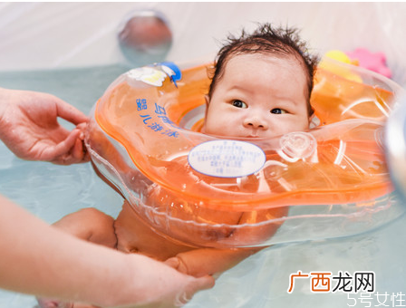 新生儿感冒可以洗澡吗 新生儿洗澡有什么好处