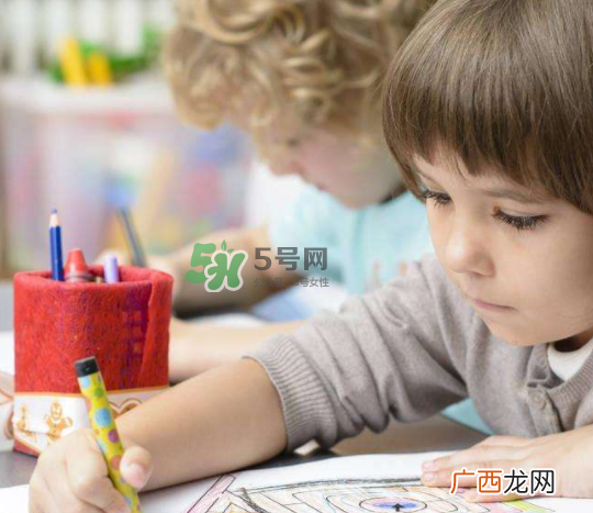 暑假孩子不写作业怎么办？暑假不想写作业怎么教育？