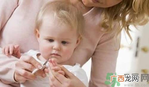 小孩指甲发白是怎么回事？小孩指甲发白怎么办？