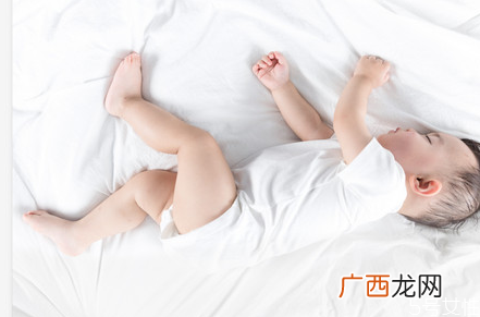 新生儿睡觉时翻白眼是怎么回事 小孩不睡午觉有什么影响吗