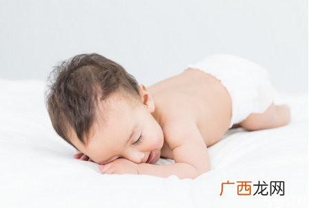 新生儿可以趴着睡吗 新生儿睡觉嘴巴老吐泡泡怎么回事