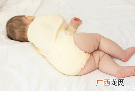新生儿可以趴着睡吗 新生儿睡觉嘴巴老吐泡泡怎么回事