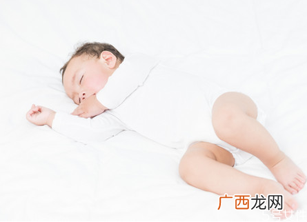 新生儿可以趴着睡吗 新生儿睡觉嘴巴老吐泡泡怎么回事