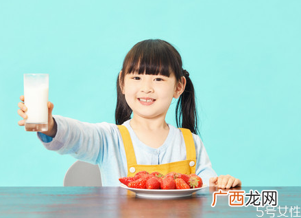 宝宝睡觉脚总弯曲正常吗 宝宝睡觉脚总交叉是怎么回事