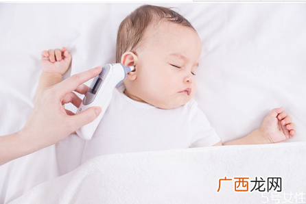 宝宝睡觉脚总弯曲正常吗 宝宝睡觉脚总交叉是怎么回事