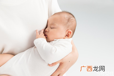 宝宝睡觉脚总弯曲正常吗 宝宝睡觉脚总交叉是怎么回事