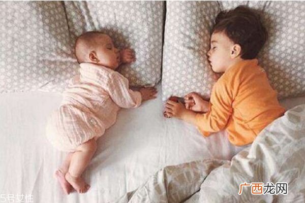 宝宝睡觉晚怎么调整 如何纠正宝宝晚睡