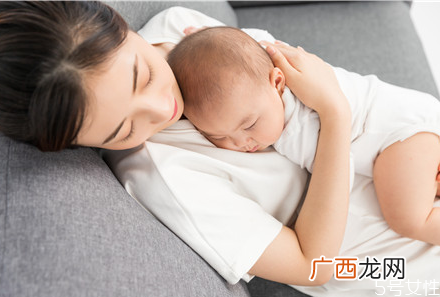 宝宝歪头睡觉有影响吗 宝宝歪头怎么纠正