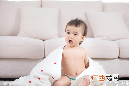宝宝头发长得不均匀怎么回事 宝宝头发黄吃什么能变黑