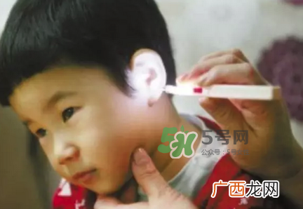 儿童耳屎成硬块怎么办？儿童耳屎成硬块有危害吗？