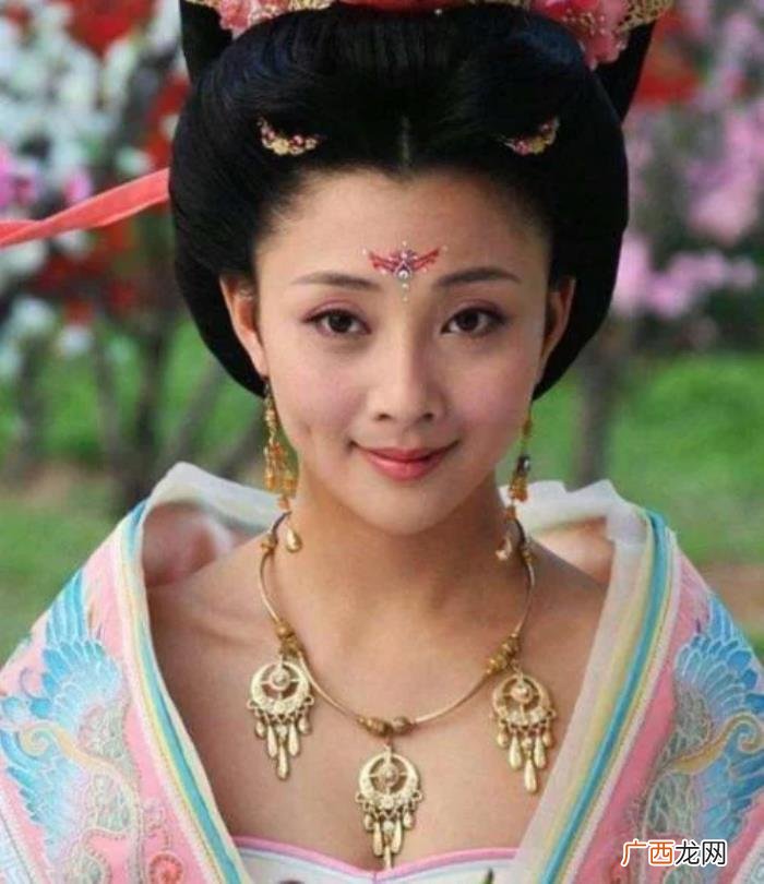 殷桃的嘴为什么一直是破的 殷桃的嘴
