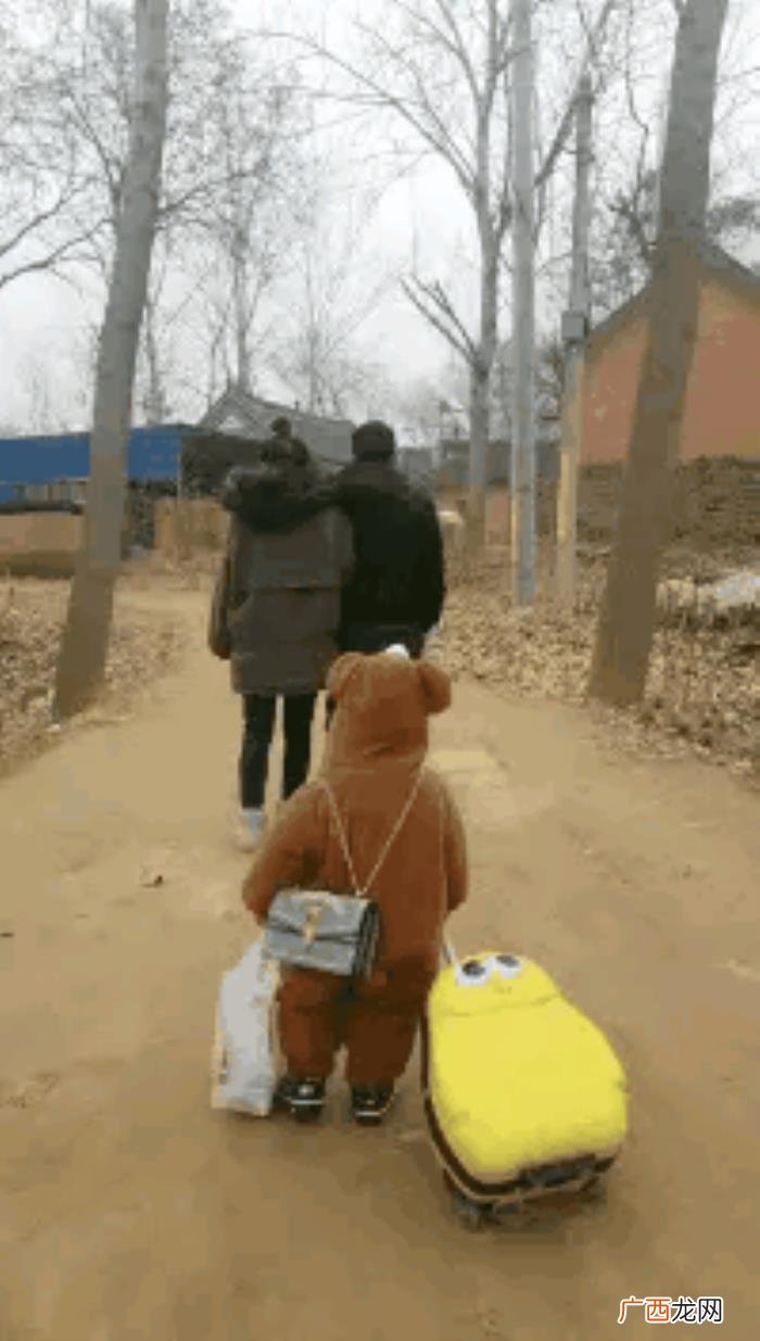 大年初二路上行人匆匆过 路上行人匆匆过