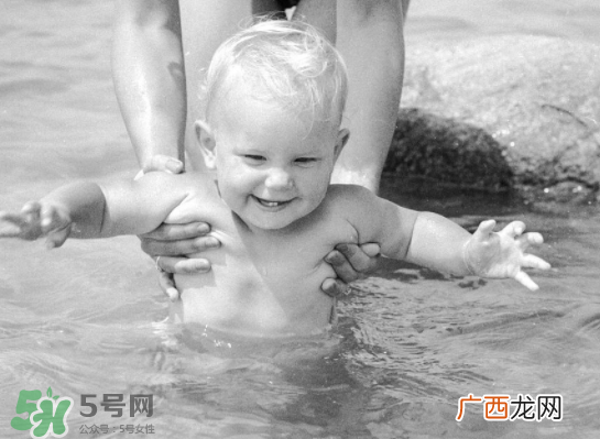 小孩玩水多久合适？小孩多久玩一次水好？