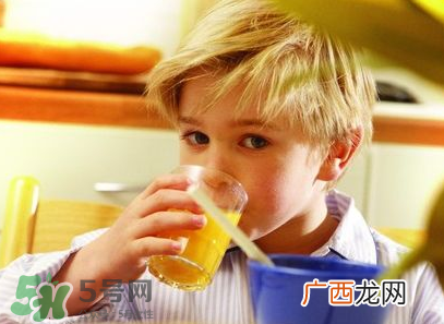 男童爱喝饮料喉咙布满鹅卵石 儿童爱喝饮料的危害