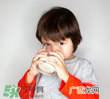 男童爱喝饮料喉咙布满鹅卵石 儿童爱喝饮料的危害