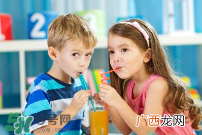 男童爱喝饮料喉咙布满鹅卵石 儿童爱喝饮料的危害