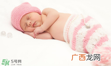 夏天宝宝需要穿袜子睡觉吗？宝宝夏天睡觉要穿袜子吗？