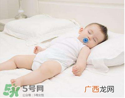 夏天宝宝需要穿袜子睡觉吗？宝宝夏天睡觉要穿袜子吗？