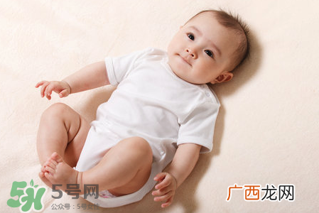 母乳喂养胸部一大一小怎么办?母乳喂养会导致胸不对称吗?
