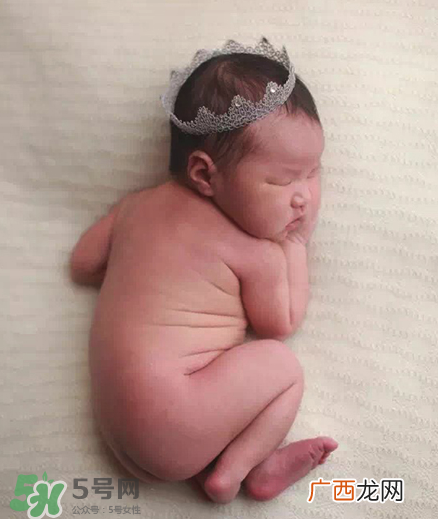 母乳喂养胸部一大一小怎么办?母乳喂养会导致胸不对称吗?