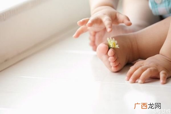 连体衣适合多大宝宝穿 新生儿穿连体衣的4个好处