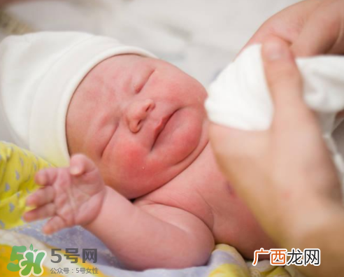 母乳喂养胸会变大吗？母乳喂养后胸部的变化