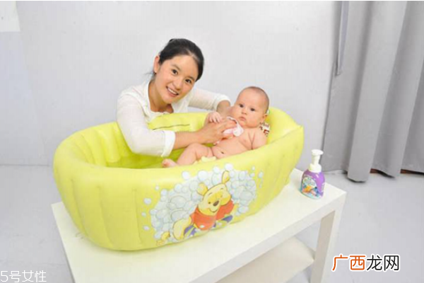 婴儿冬天多久洗一次澡 冬季洗澡的正确方法