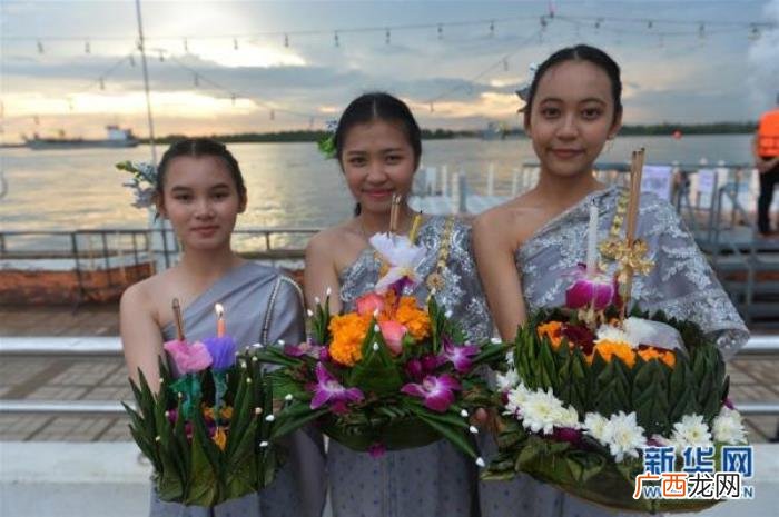泰国曼谷民众庆祝水灯节 曼谷水灯节将至