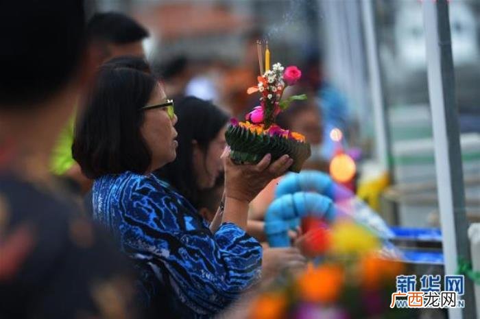 泰国曼谷民众庆祝水灯节 曼谷水灯节将至