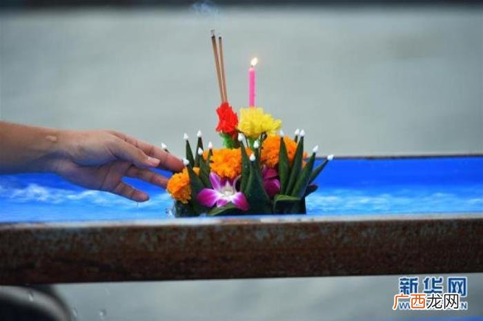 泰国曼谷民众庆祝水灯节 曼谷水灯节将至