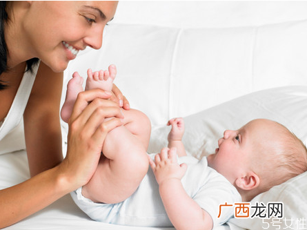 怎么判断宝宝是不是发育迟缓 宝宝发育迟缓是什么原因造成的