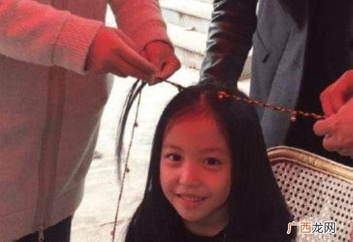 赵薇女儿小四月连续六年捐款 赵薇女儿小四月