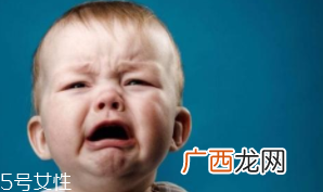 熊孩子往输液瓶里注脏水 熊孩子怎么管教？