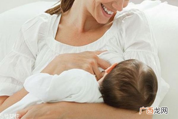怎么判断宝宝吃母乳吃饱了 宝宝吃饱的重要信号