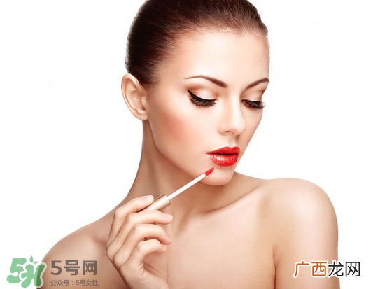 哺乳期能不能涂口红呢？哺乳期涂口红对宝宝有危害吗？