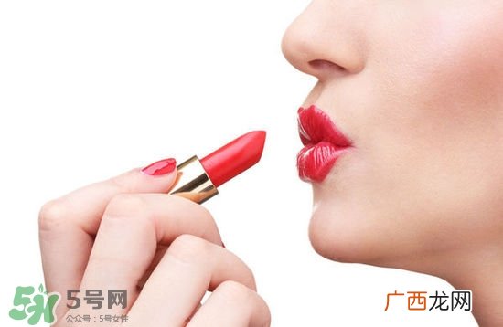 哺乳期能不能涂口红呢？哺乳期涂口红对宝宝有危害吗？