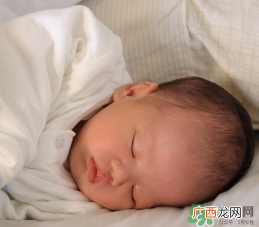 新生儿吃母乳拉稀是怎么回事？新生儿吃母乳拉稀怎么办？