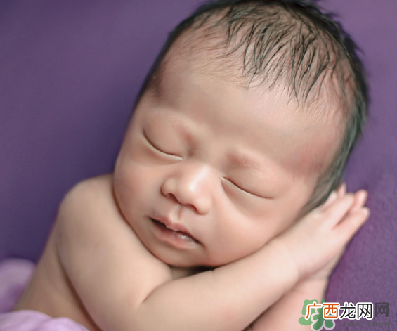 新生儿吃母乳拉稀是怎么回事？新生儿吃母乳拉稀怎么办？