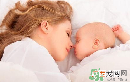 新生儿吃母乳需要喝水吗？新生儿需不需要要喝水？
