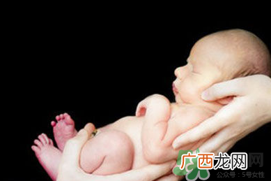 新生儿吃母乳需要喝水吗？新生儿需不需要要喝水？
